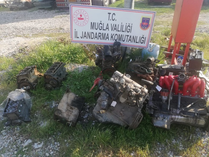 Motor ve şasi numaralarını değiştiriyorlardı, tutuklandılar