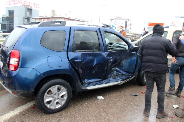 Yağmur yağınca köprü üstünde 6 araç birbirine girdi
