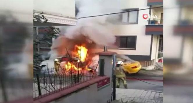 Araçlar alev aldı, evin camları patladı