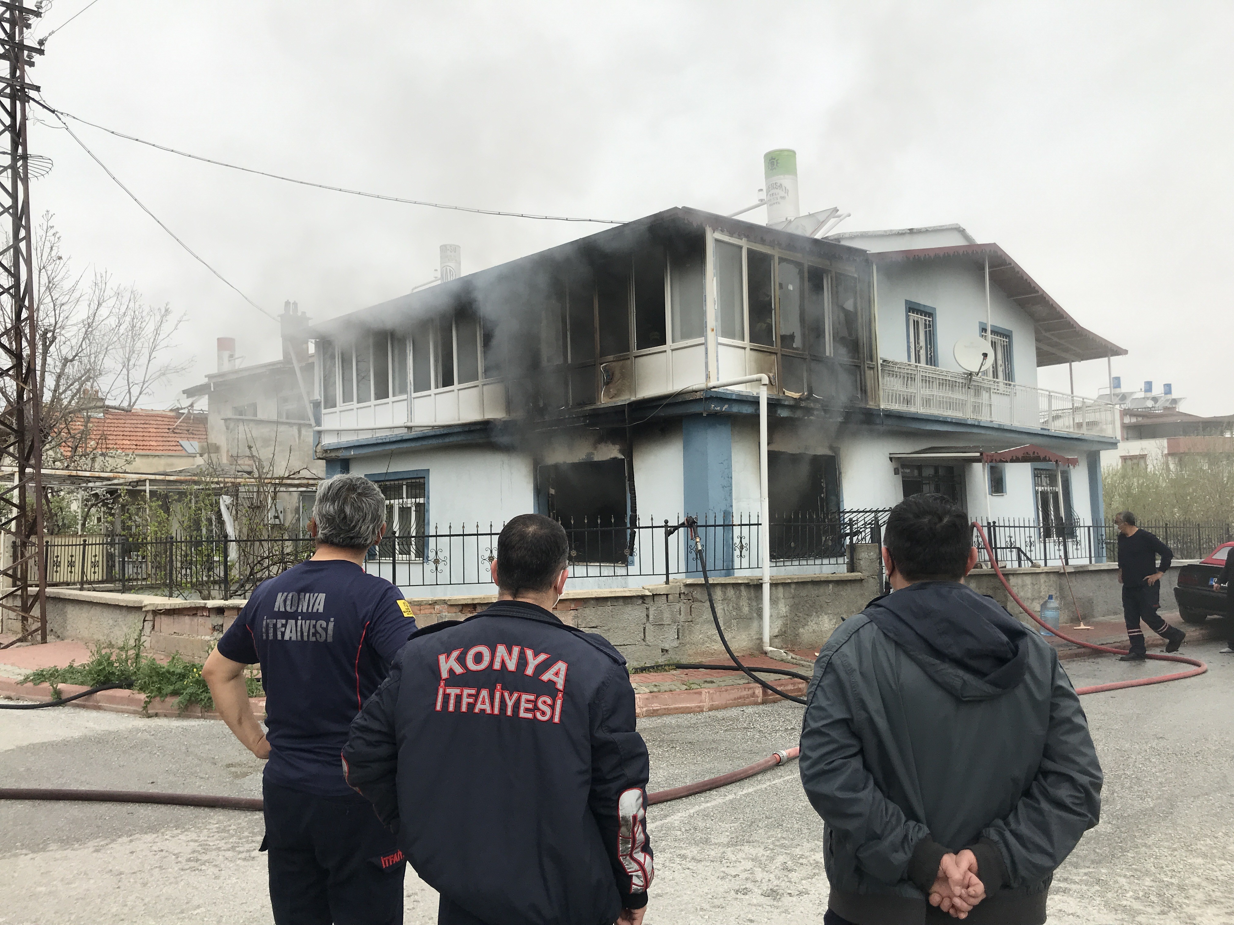 Çakmakla perdeyi tutuşturan çocuk evi yaktı