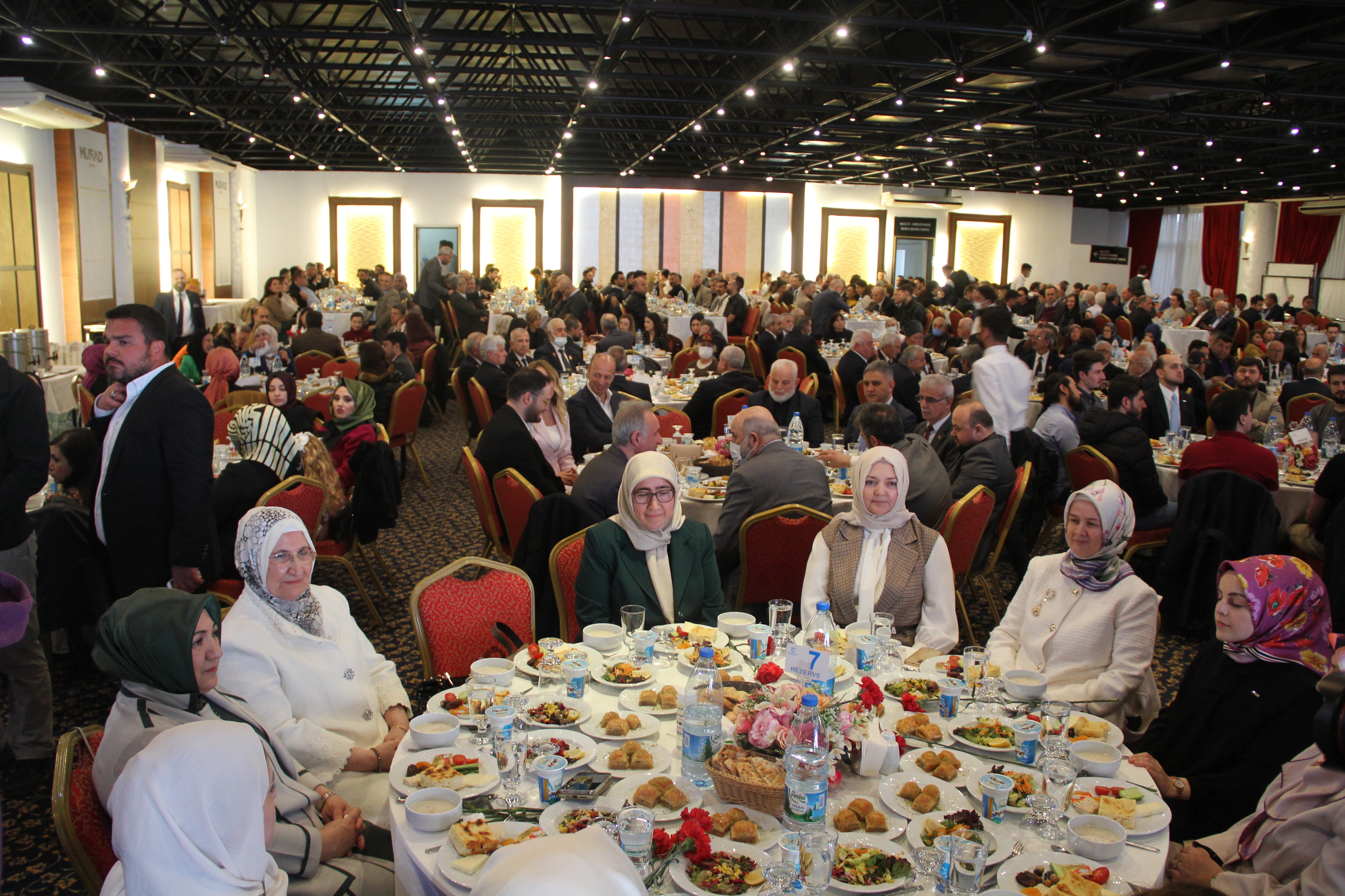MÜSİAD İzmir'den iftar yemeği: Saygılı "Bizden istenen zamana uymak değil, zamana uyanmaktır"