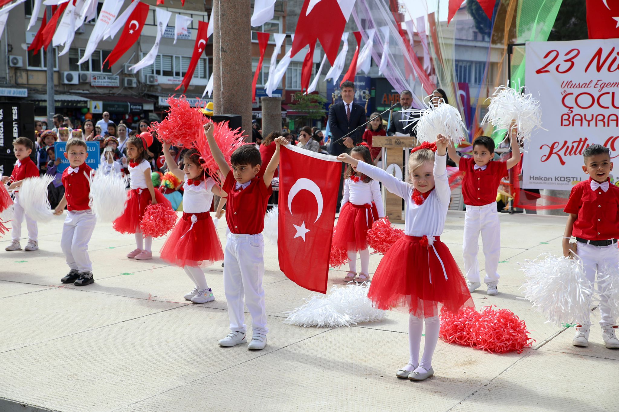 Bergama 23 Nisan'ı coşku ile kutladı: Cumhuriyet meydanı doldu taştı