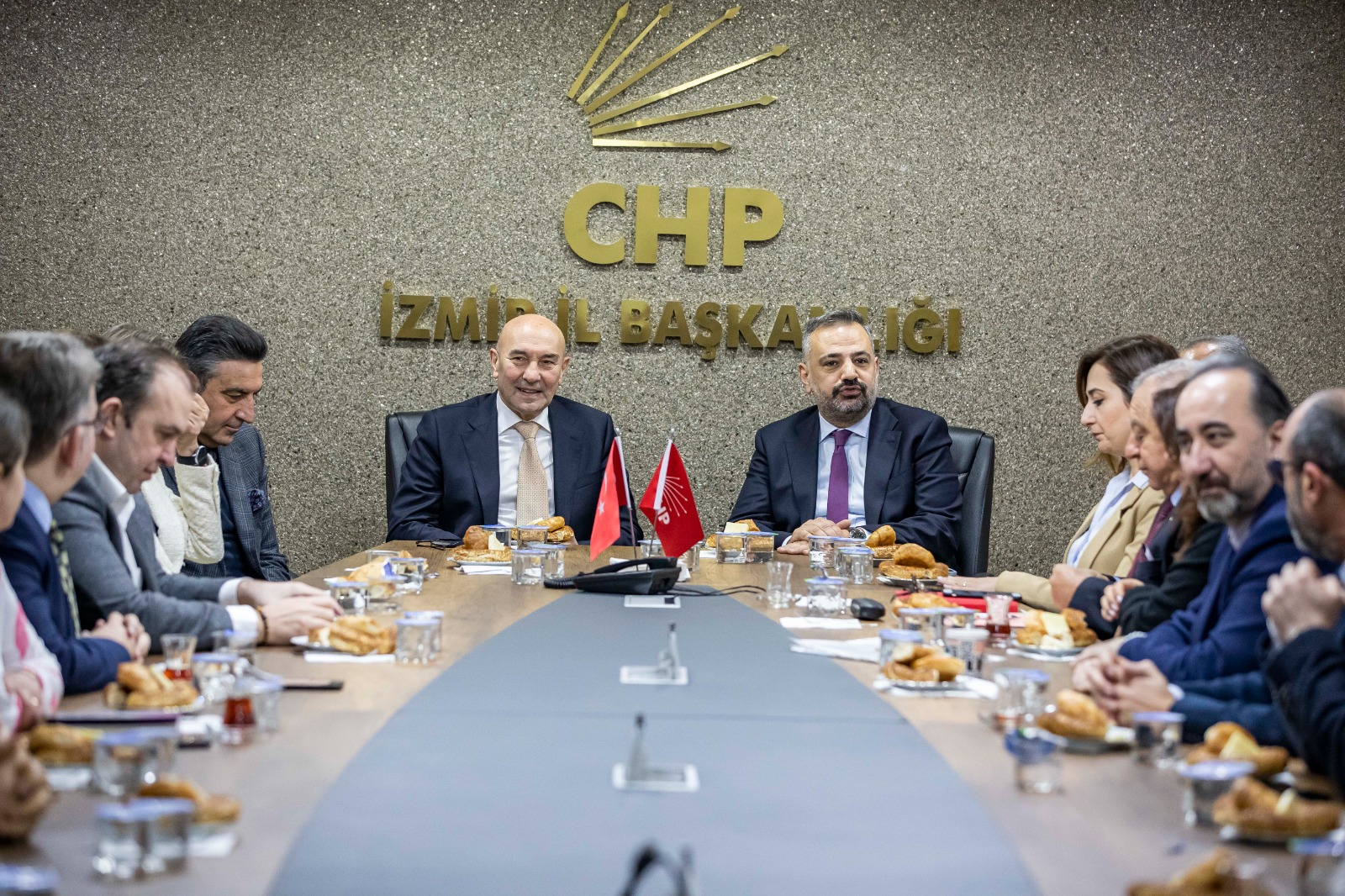 Başkan Soyer CHP İzmir İl Başkanlığı’nı ziyaret etti