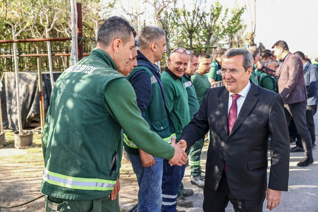 Başkan Batur şantiyelerde işçiyle bayramlaştı: 14 Mayıs’ta bayram var