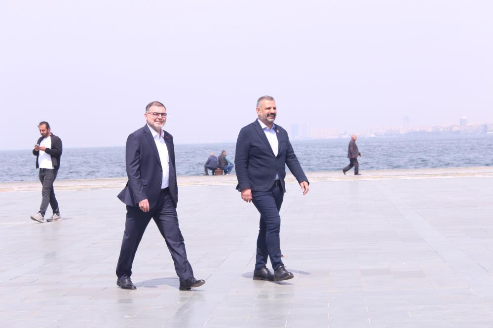 İzmir'deki taşlı-sopalı olayın ardından AK Parti ve CHP'li başkanlar sarılarak poz verdi