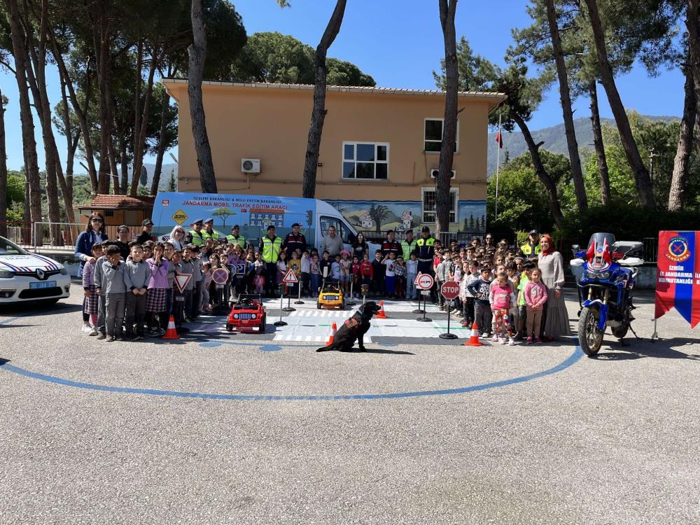 İzmir'de jandarma öğrencilere trafik eğitimi verdi