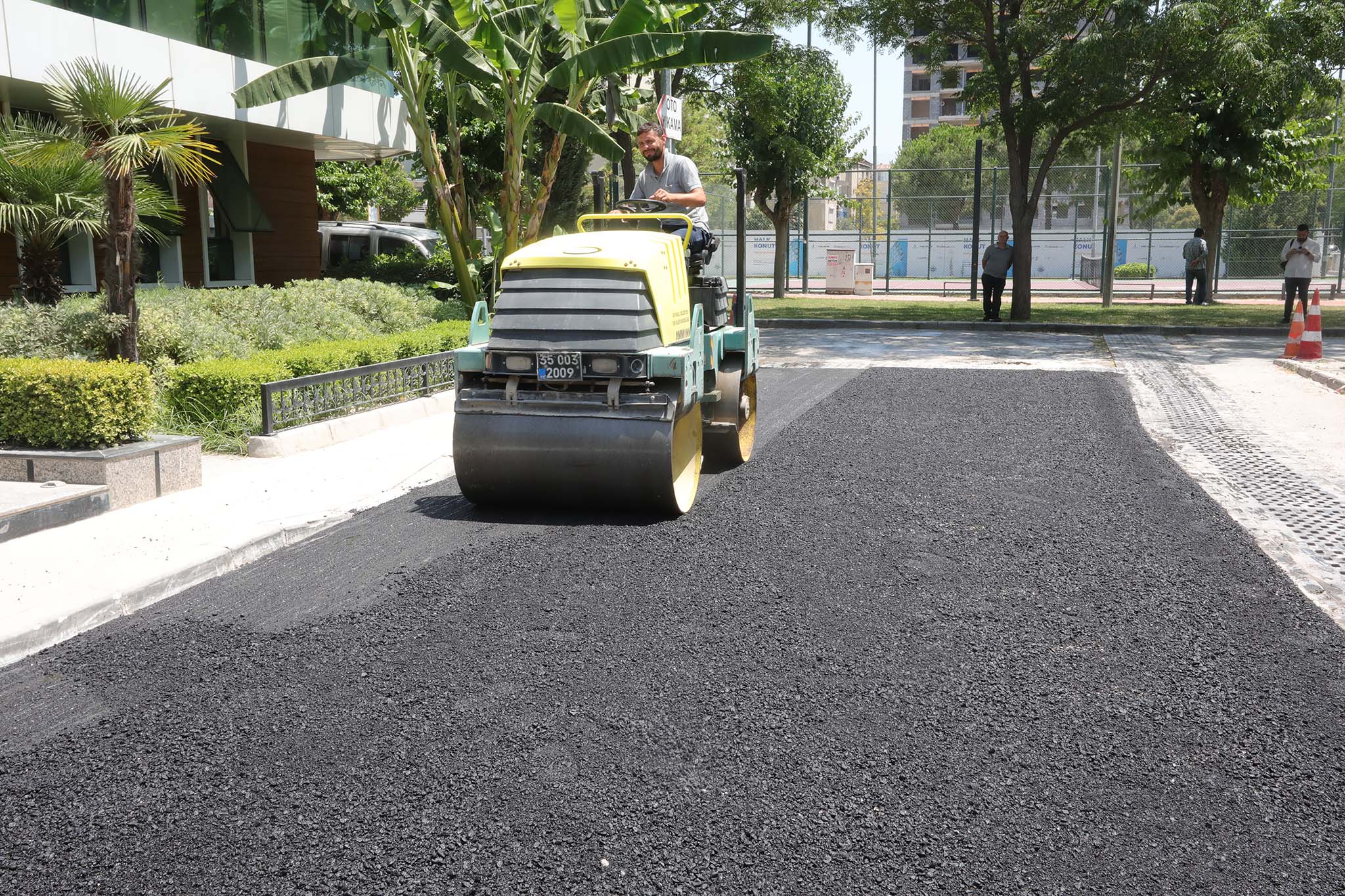 Bayraklı’da asfaltlama çalışmaları sürüyor