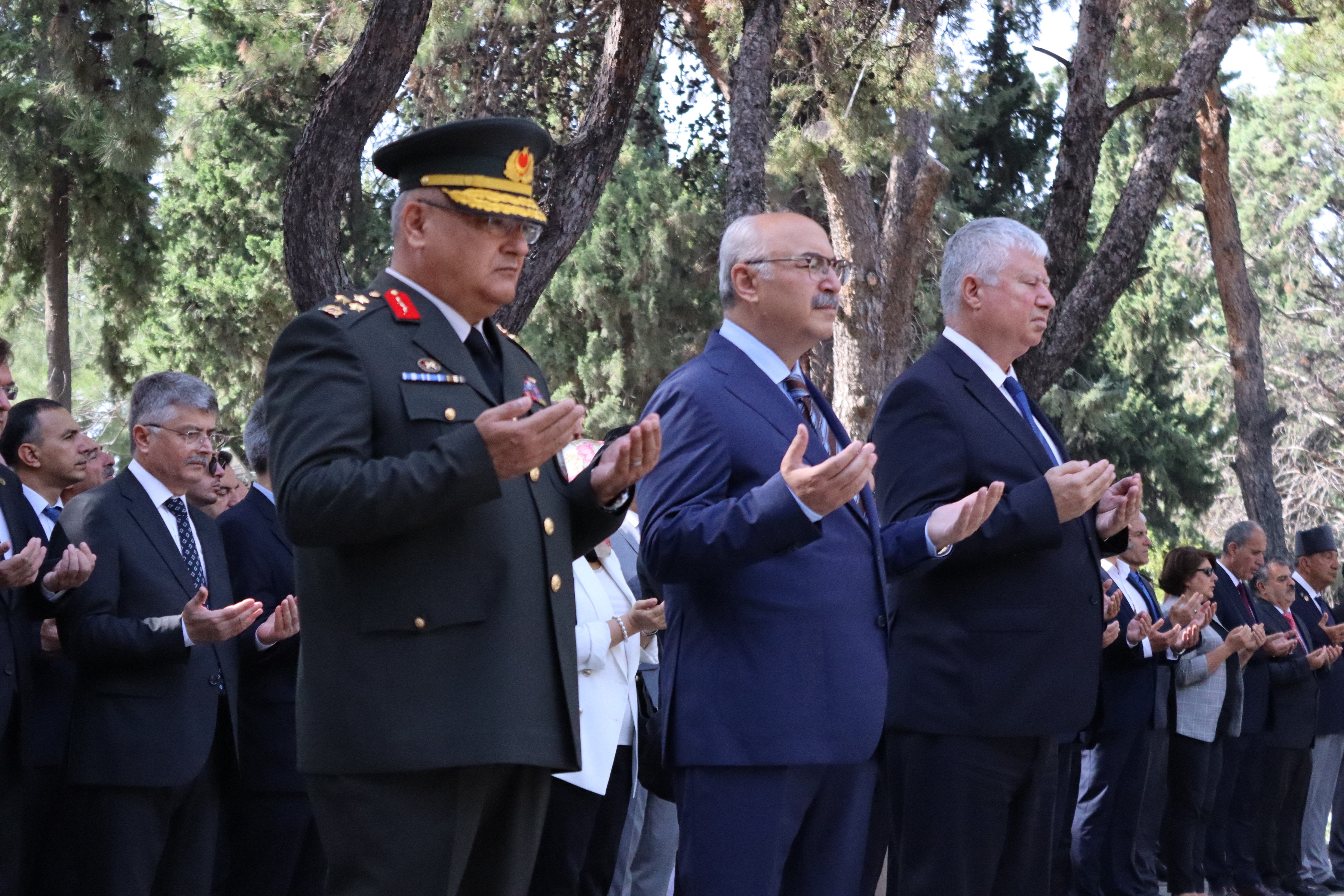 15 Temmuz Şehitleri İzmir'de dualarla anıldı