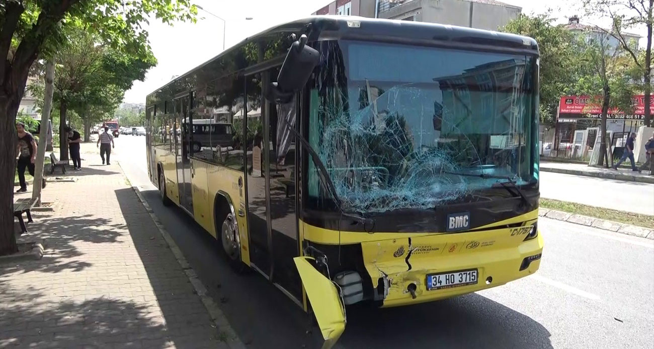 Kırmızı ışıkta geçen İETT otobüsünün çarptığı kamyonet devrildi