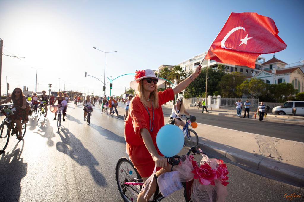 ‘Süslü Kadınlar’ Karşıyaka’da farkındalık yaratacak