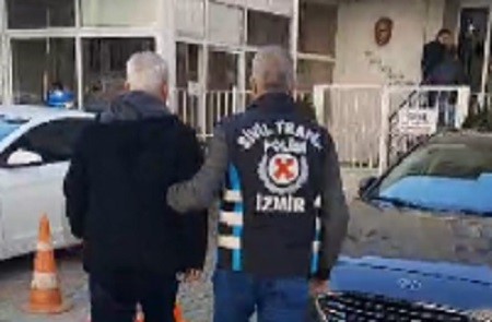 İzmir'de makas atarak trafiği tehlikeye atan sürücü yakalandı
