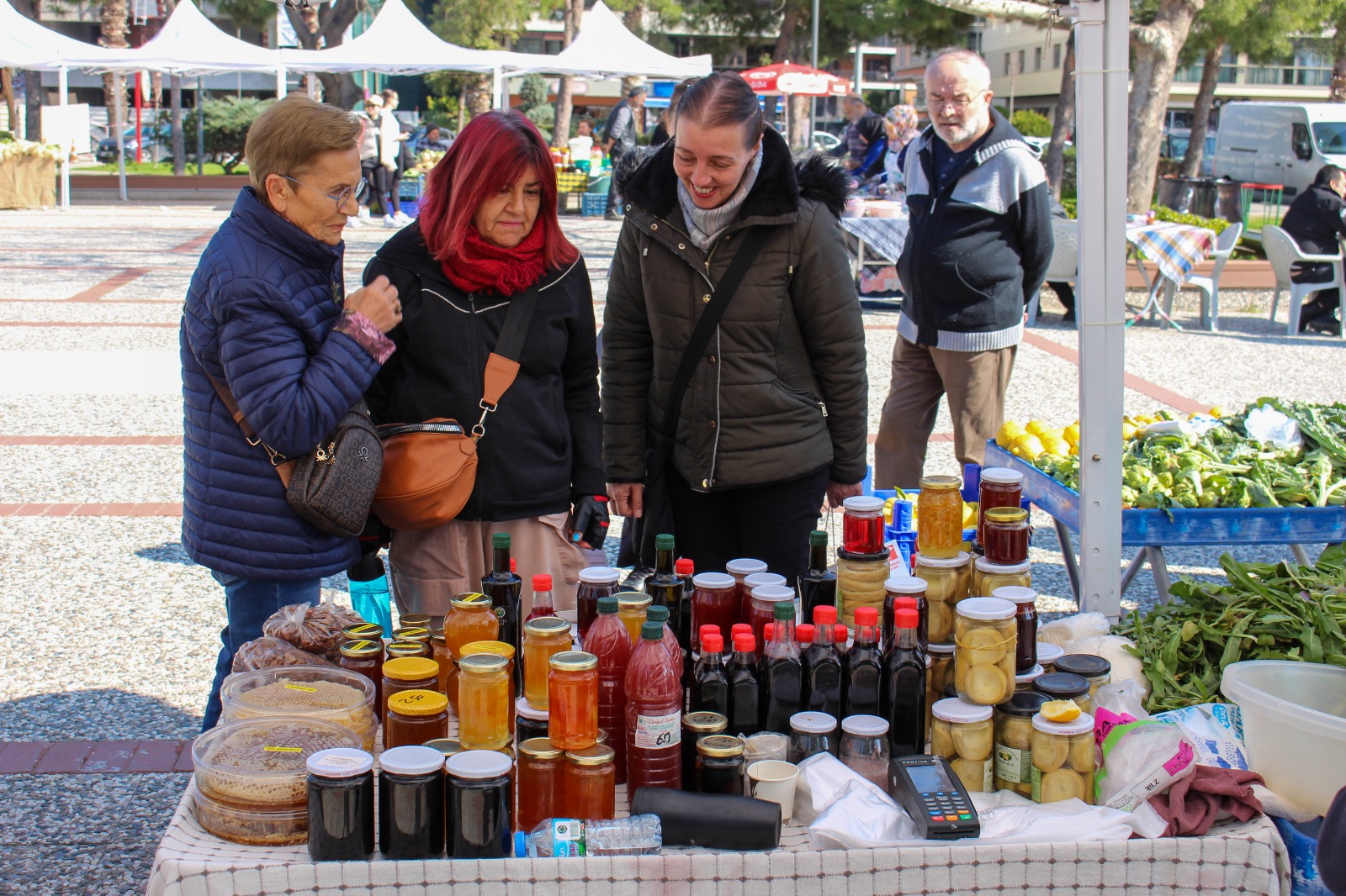Üretici ve tüketici Karşıyaka’da ‘aracısız’ buluşmaya devam ediyor