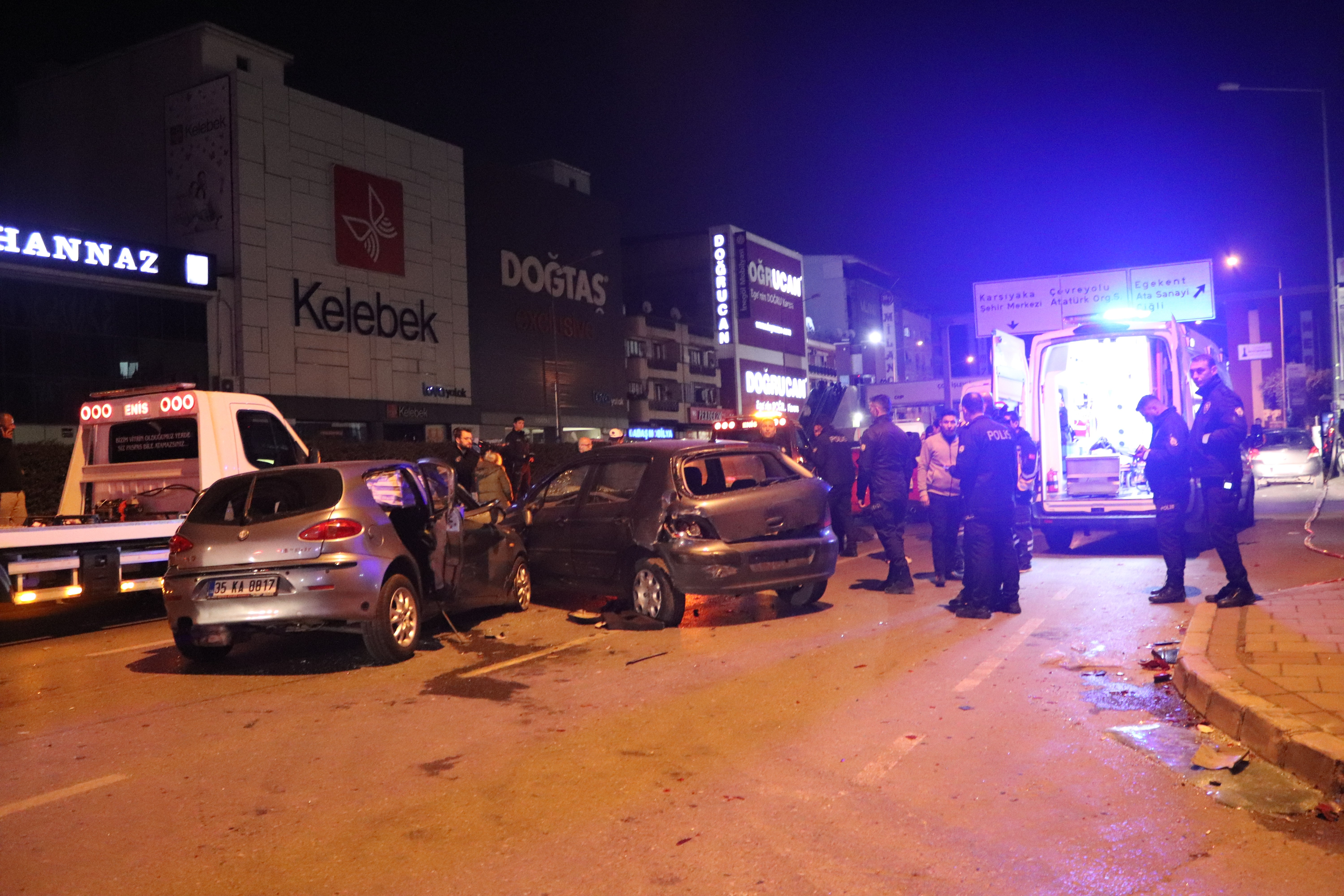 İzmir'deki feci kazada ortalık savaş alanına döndü: 2 ölü, 7 yaralı