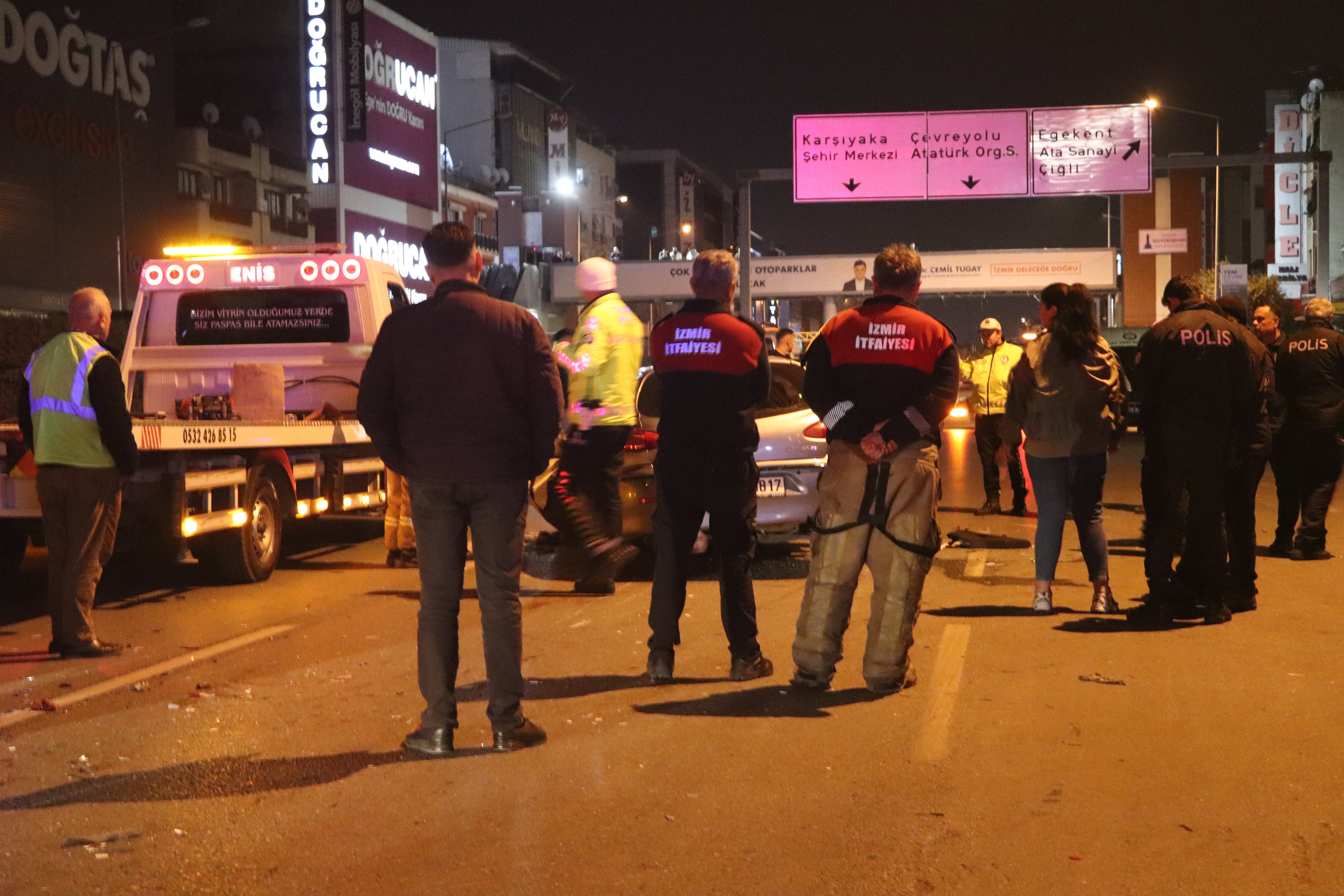 İzmir'deki feci kazada ortalık savaş alanına döndü: 2 ölü, 7 yaralı