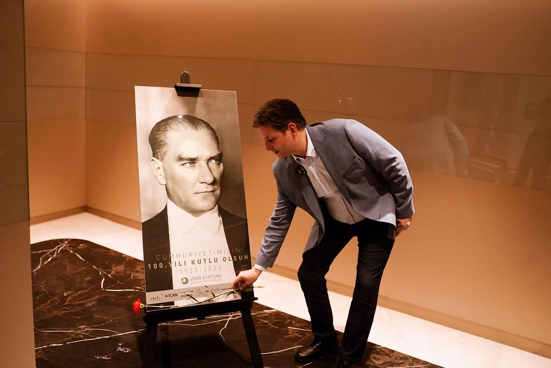 Atatürk Sevgisini Göğsüne Kazıdı