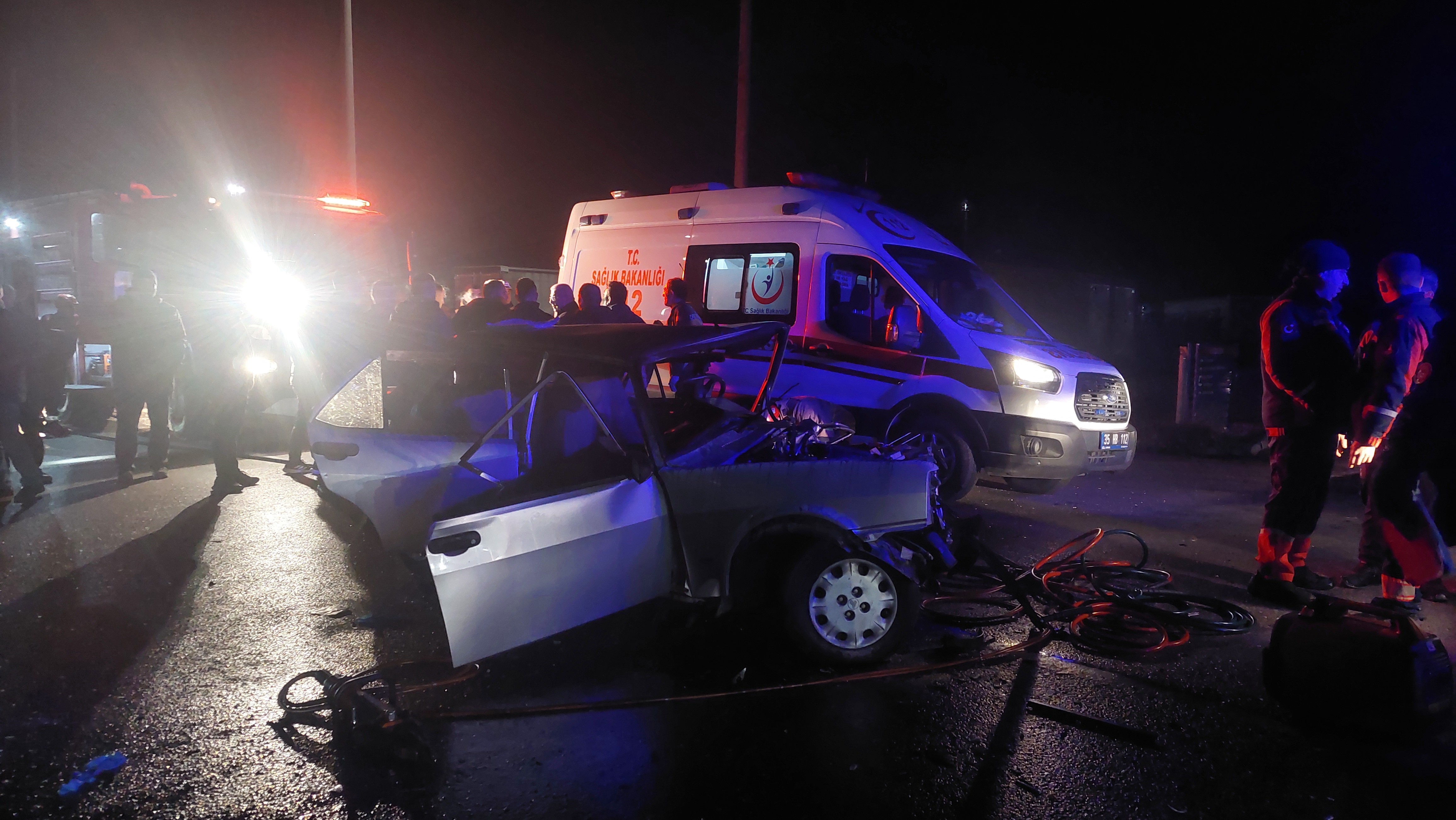 İzmir’de 2 otomobil çarpıştı: 1 kişi hayatını kaybetti