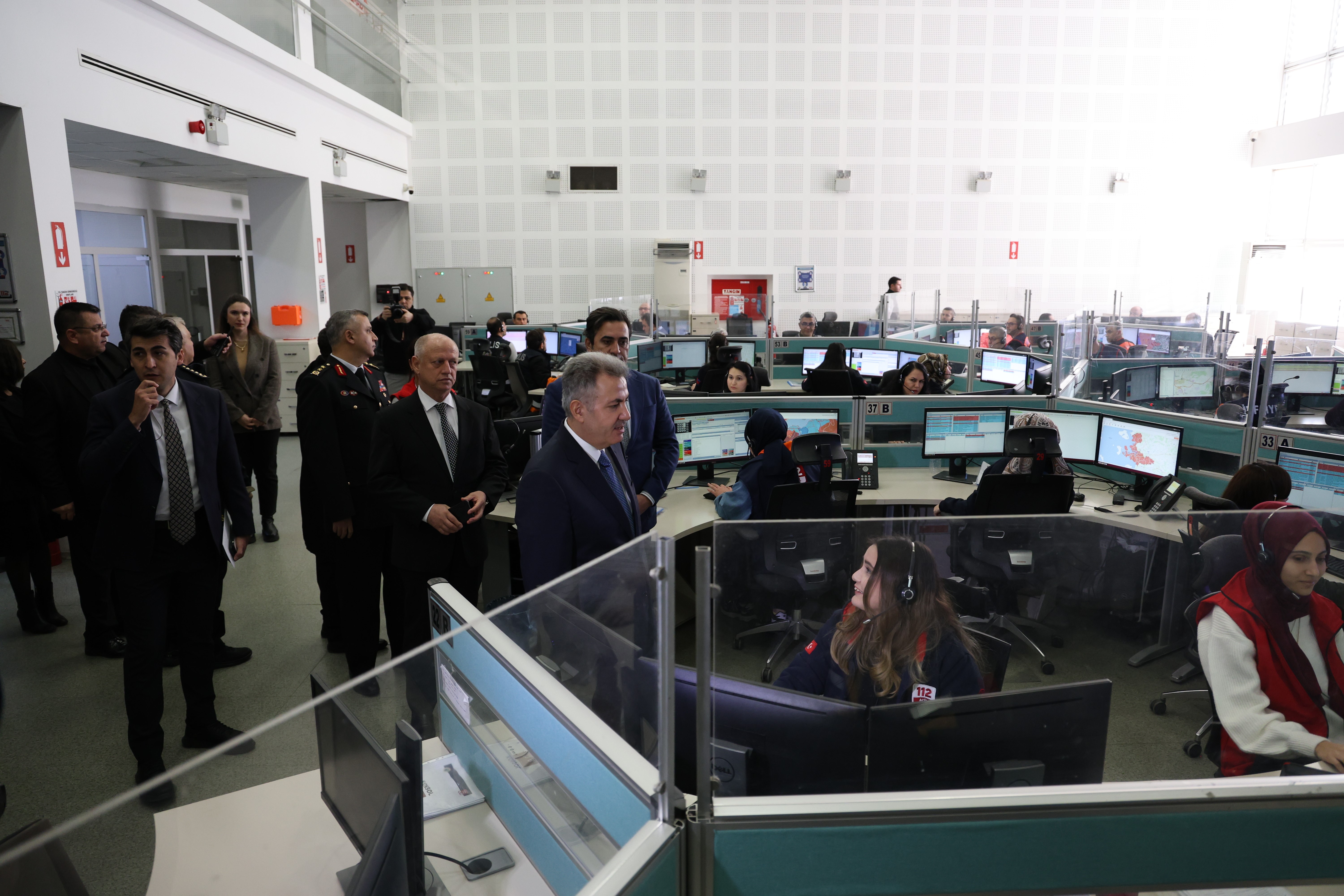 İzmir Valisi Elban: “Yeni yıl için 15 bin 124 personelimiz sabaha kadar görev yapacak”