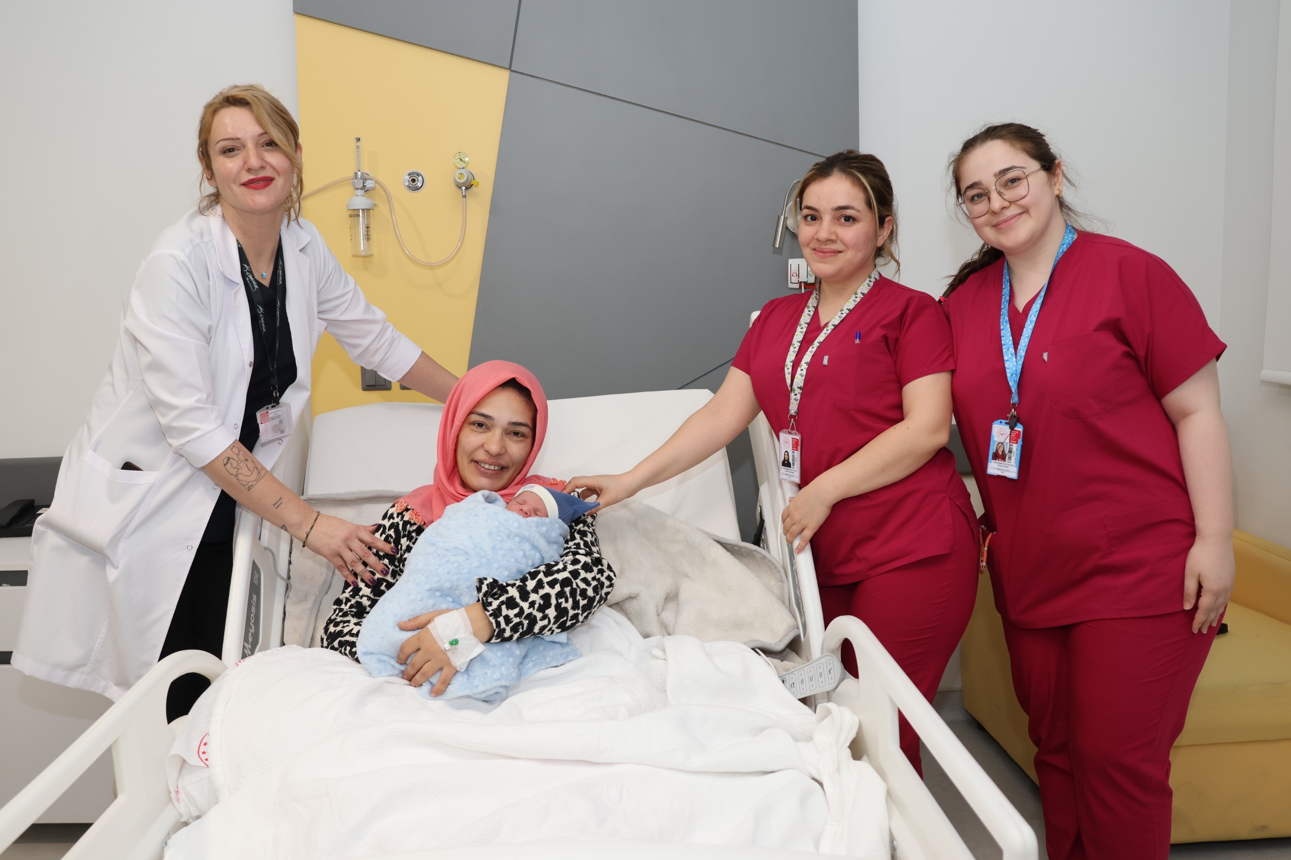 İzmir'de yeni yılın ilk bebeği Mahir Deniz oldu