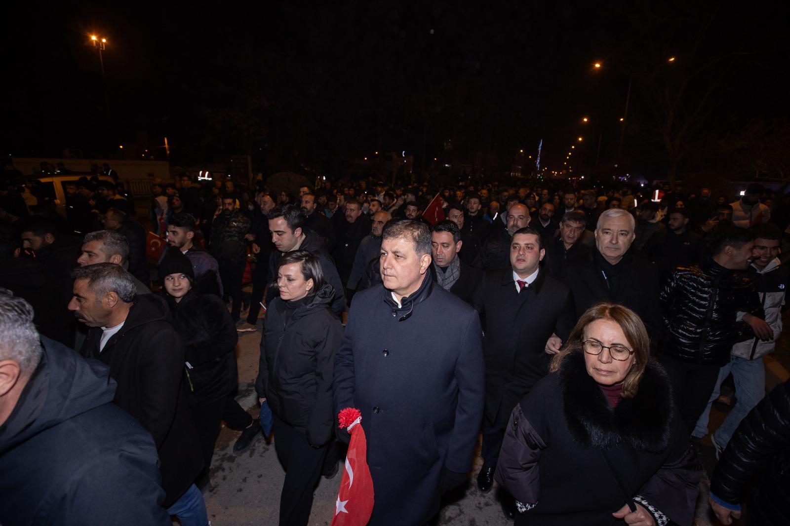Başkan Tugay’dan felaketin yıl dönümünde halkla beraber sessiz yürüyüş: Yaşadıklarımıza kader diyemeyiz