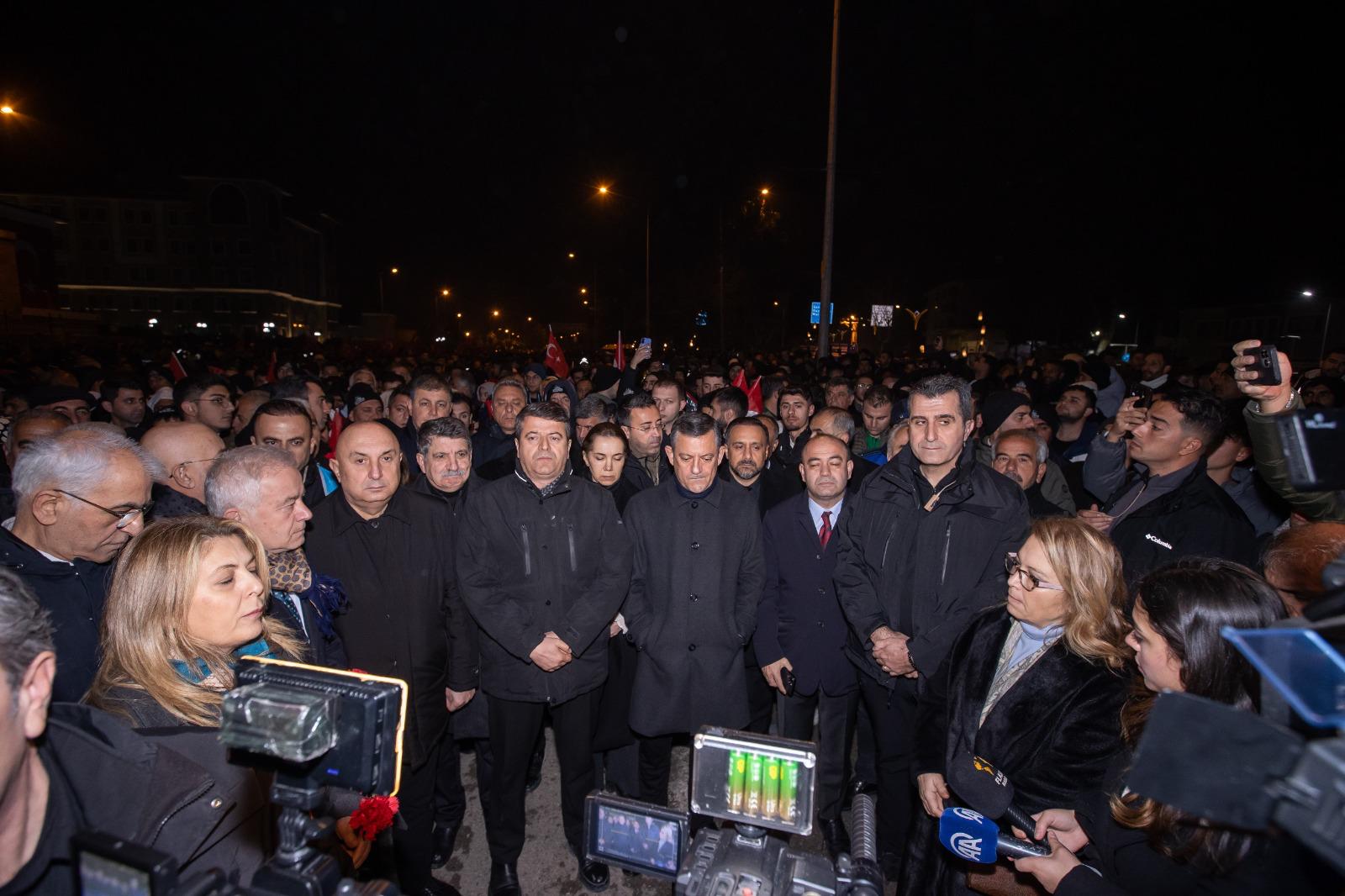 Başkan Tugay’dan felaketin yıl dönümünde halkla beraber sessiz yürüyüş: Yaşadıklarımıza kader diyemeyiz