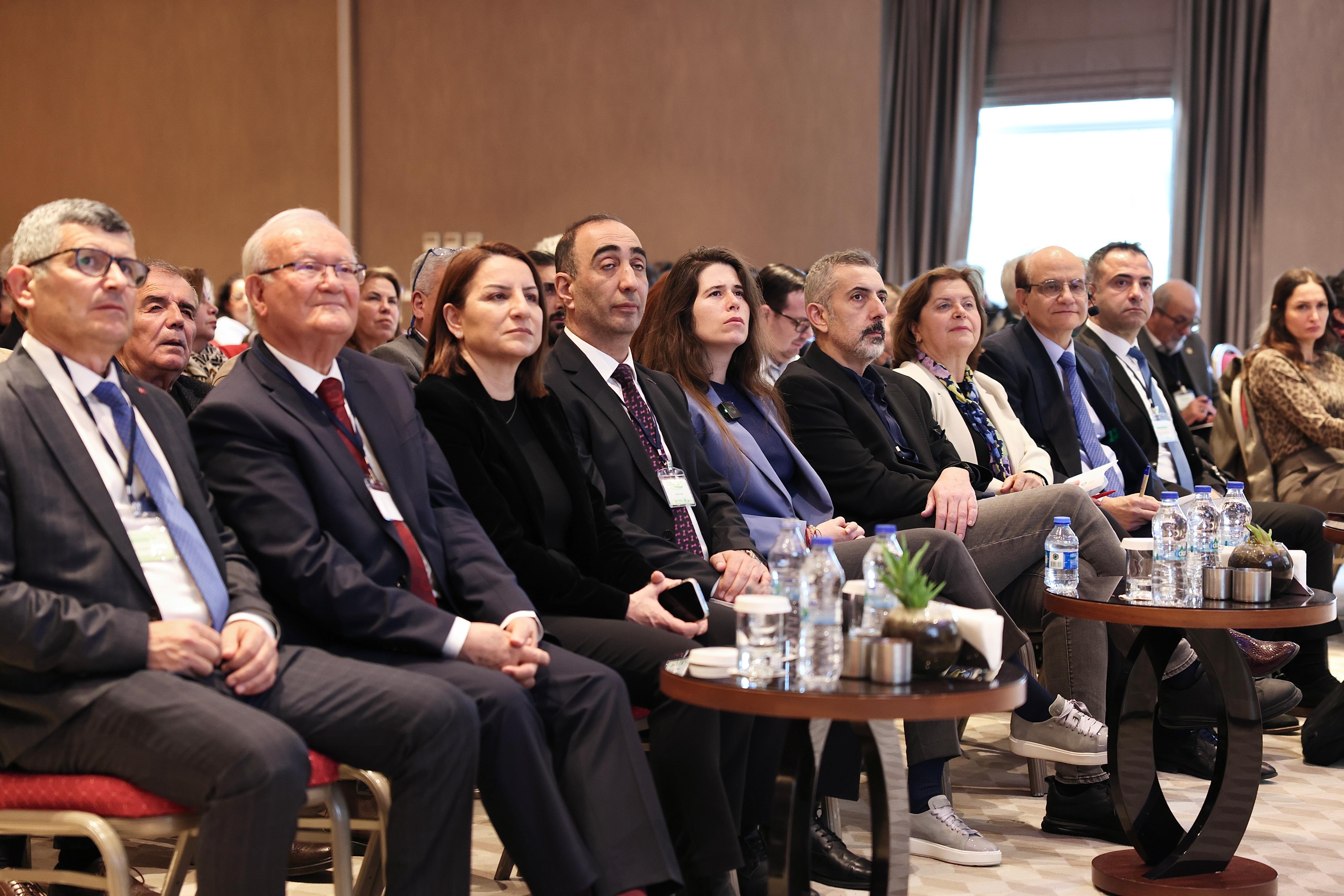 Başkan Denizli: “Çeşme tarımının geleceğine ışık tutacak”