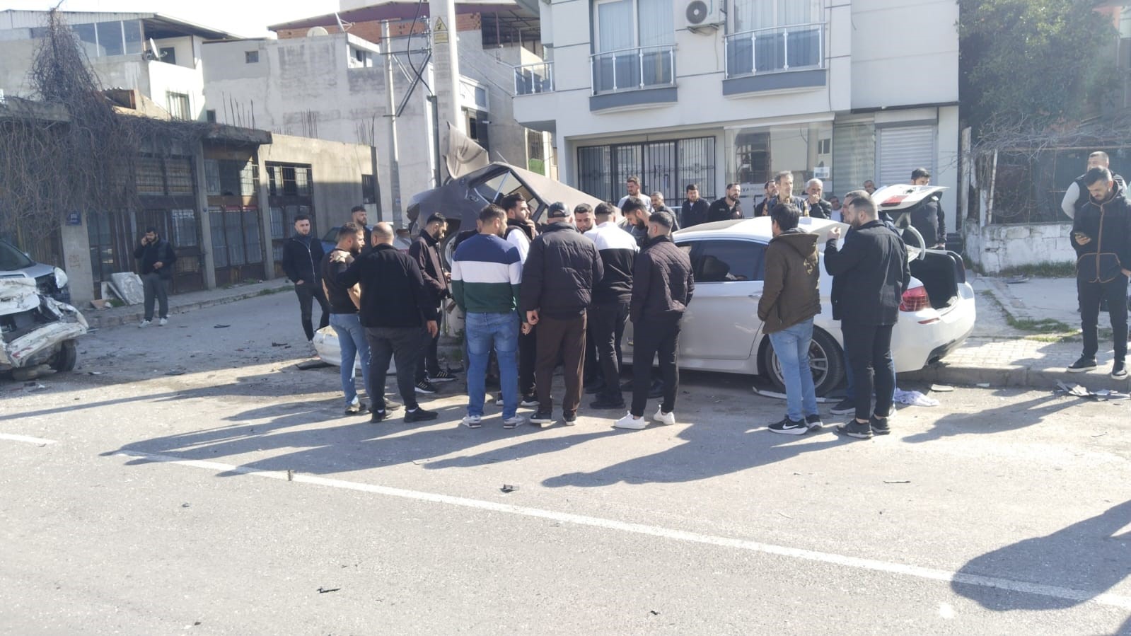 Buca'da alkollü sürücü yol kenarındaki 6 aracı ezip geçti