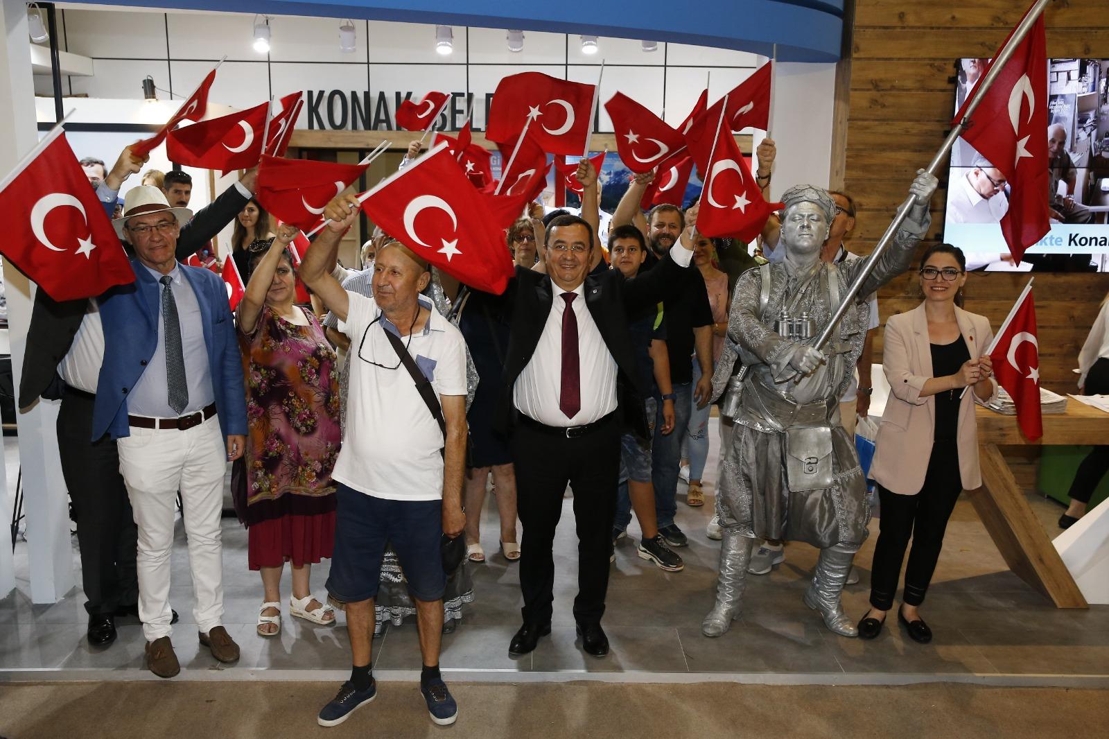 BAŞKAN ABDÜL BATUR, 9 EYLÜL COŞKUSUNU FUARA TAŞIDI