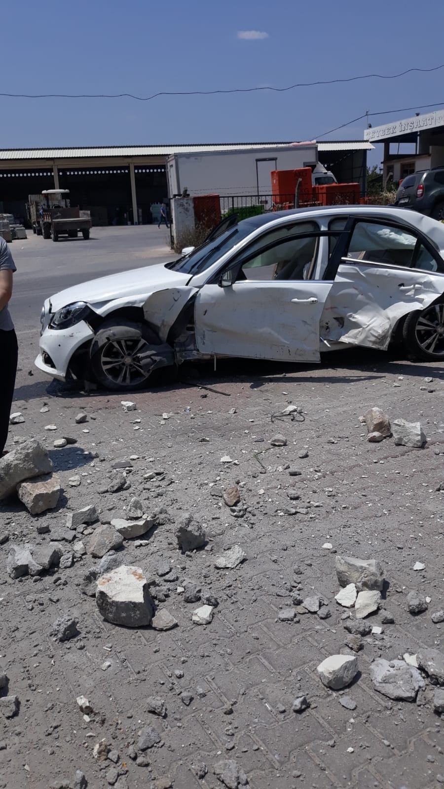 FOÇA’DA TRAFİK KAZASI GELİN DAMAT YARALANDI