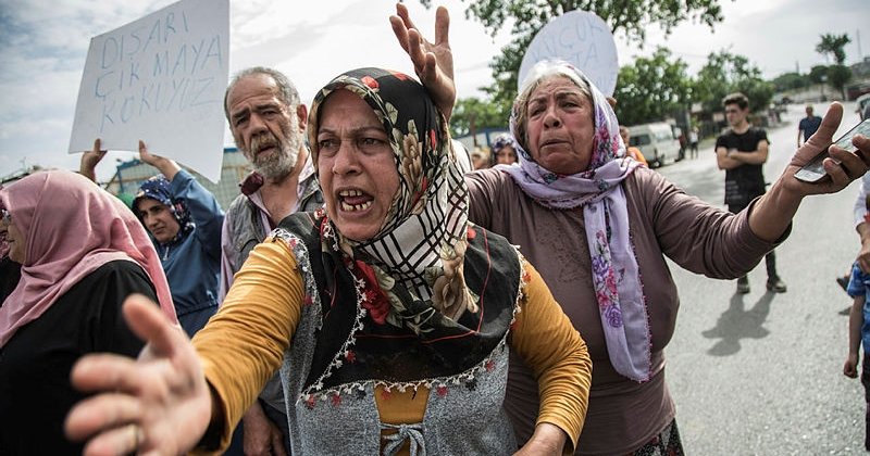 Mahallelerinde uyuşturucu satışından bıkan kadınlar yol kapattı eylem yaptı