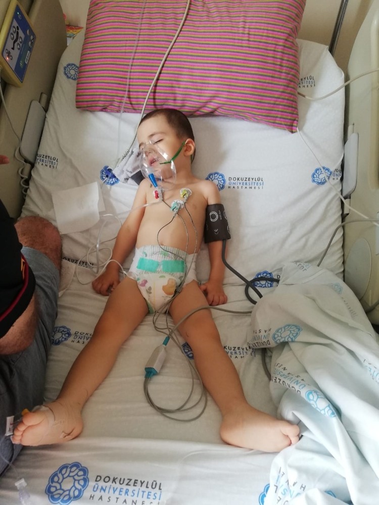 MİNİK AYAZ AMELİYAT OLACAĞI GÜNÜ İPLE ÇEKİYOR