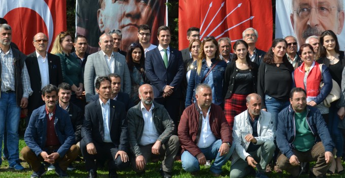 İZMİR'DE AK PARTİLİ 500 ÜYE CHP'YE GEÇTİ