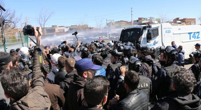 Teröristin mezarına gitmek isteyen HDP’lilere polis müdahalesi