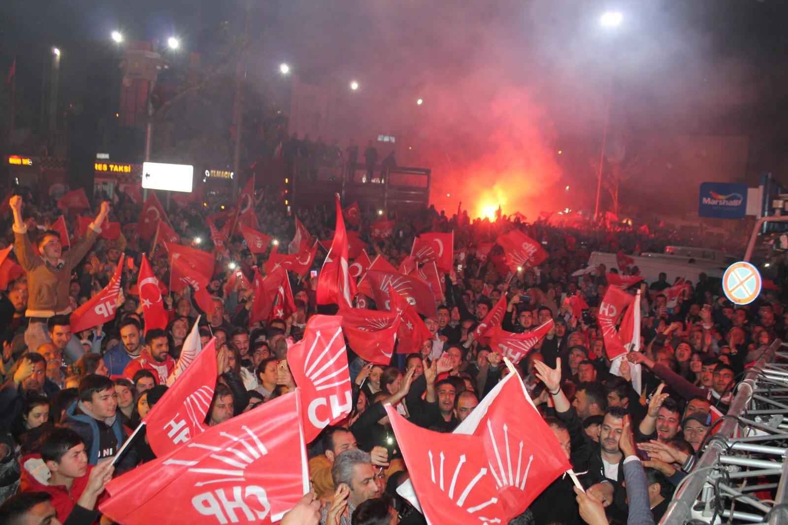 MENDERES UYUMADI, ZAFER SABAH KADAR KUTLANDI