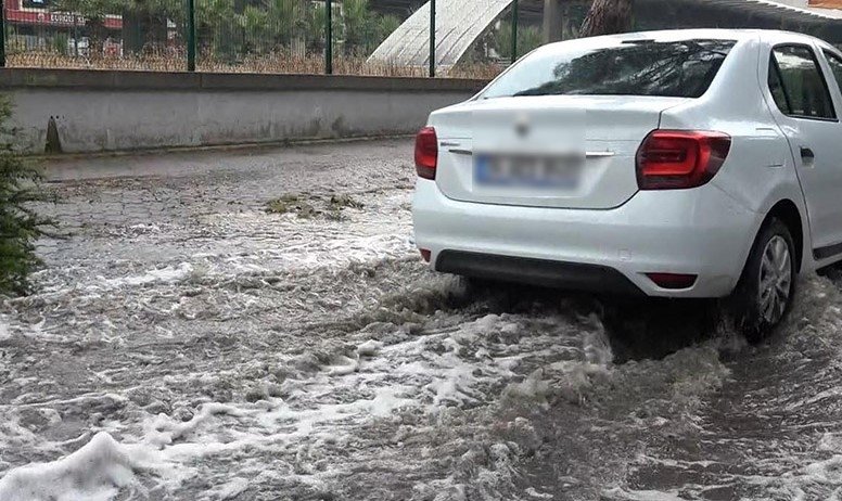 SAĞANAK YAĞMUR  İZMİRLİLERİ ZOR DURUMDA BIRAKTI