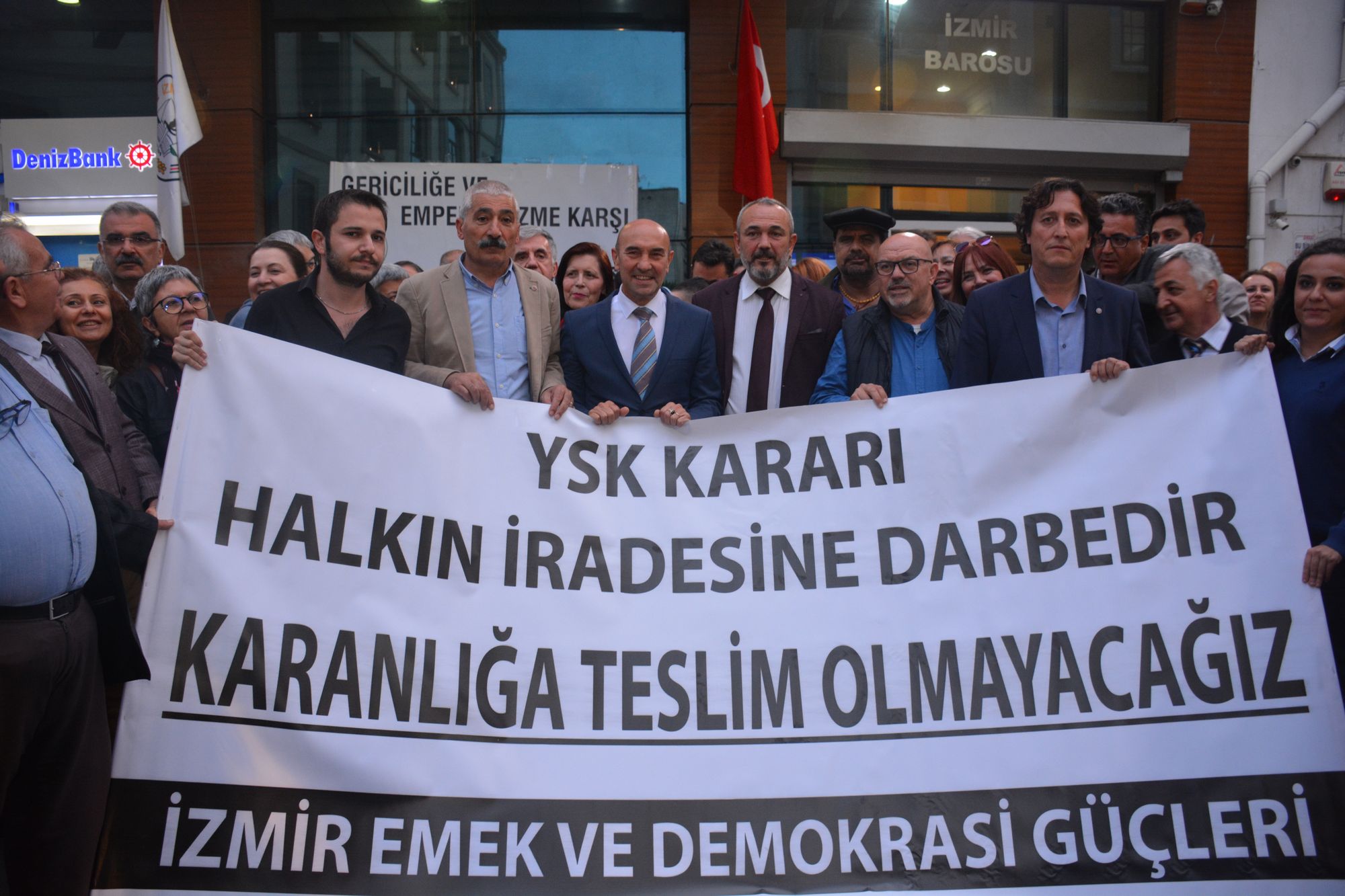 DEMOKRASİ NÖBETİNE YEREL YÖNETİMLERDEN DESTEK