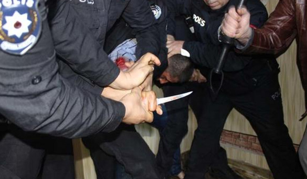 Polise bıçakla saldıran genci itfaiye ve güvenlik güçleri etkisiz hale getirdi