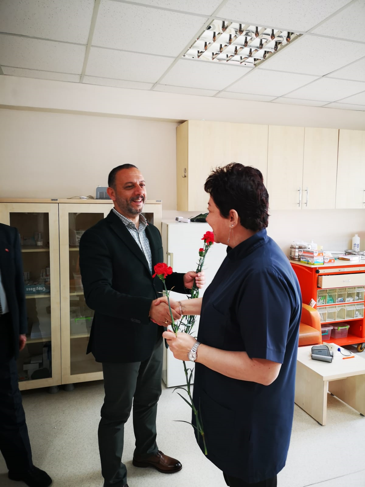 ASLAN’DAN “TIP BAYRAMI”NDA KARANFİL