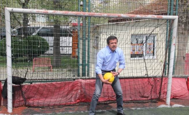 ZEYBEKCİ'YE DOWN SENDROMLU ÇOCUKLAR ŞUT ÇEKTİ