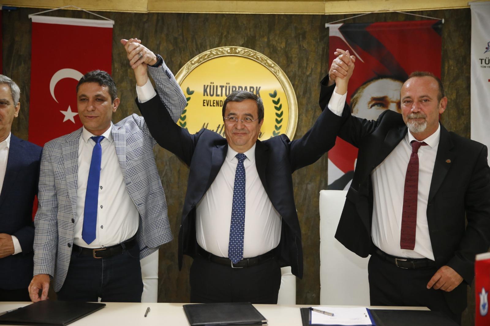 KONAK’TA ÇİFTE BAYRAM