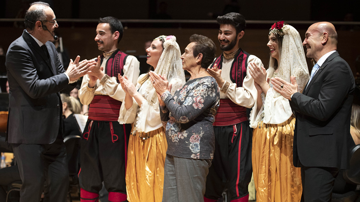 AKDENİZ'İN ZEYTİN ŞARKILARI İZMİR'DE YANKILANDI
