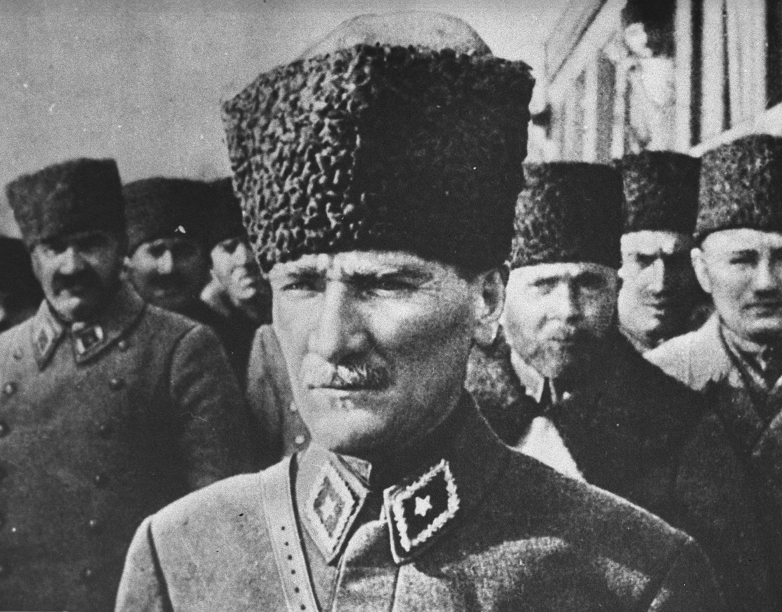 TARİH YAZAN ŞANLI TÜRK : ATATÜRK