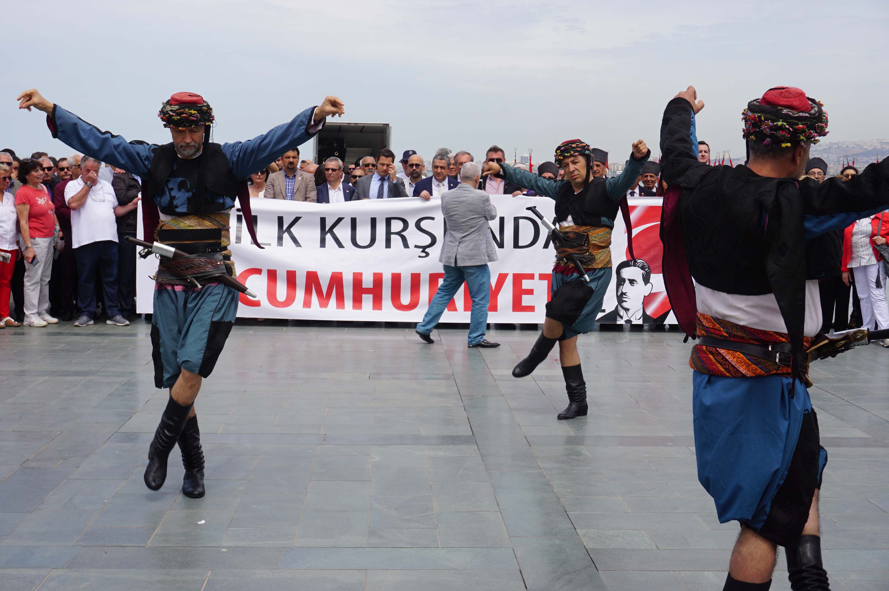 İZMİRLİLER İLK KURŞUN’DAN CUMHURİYET’E YÜRÜDÜ
