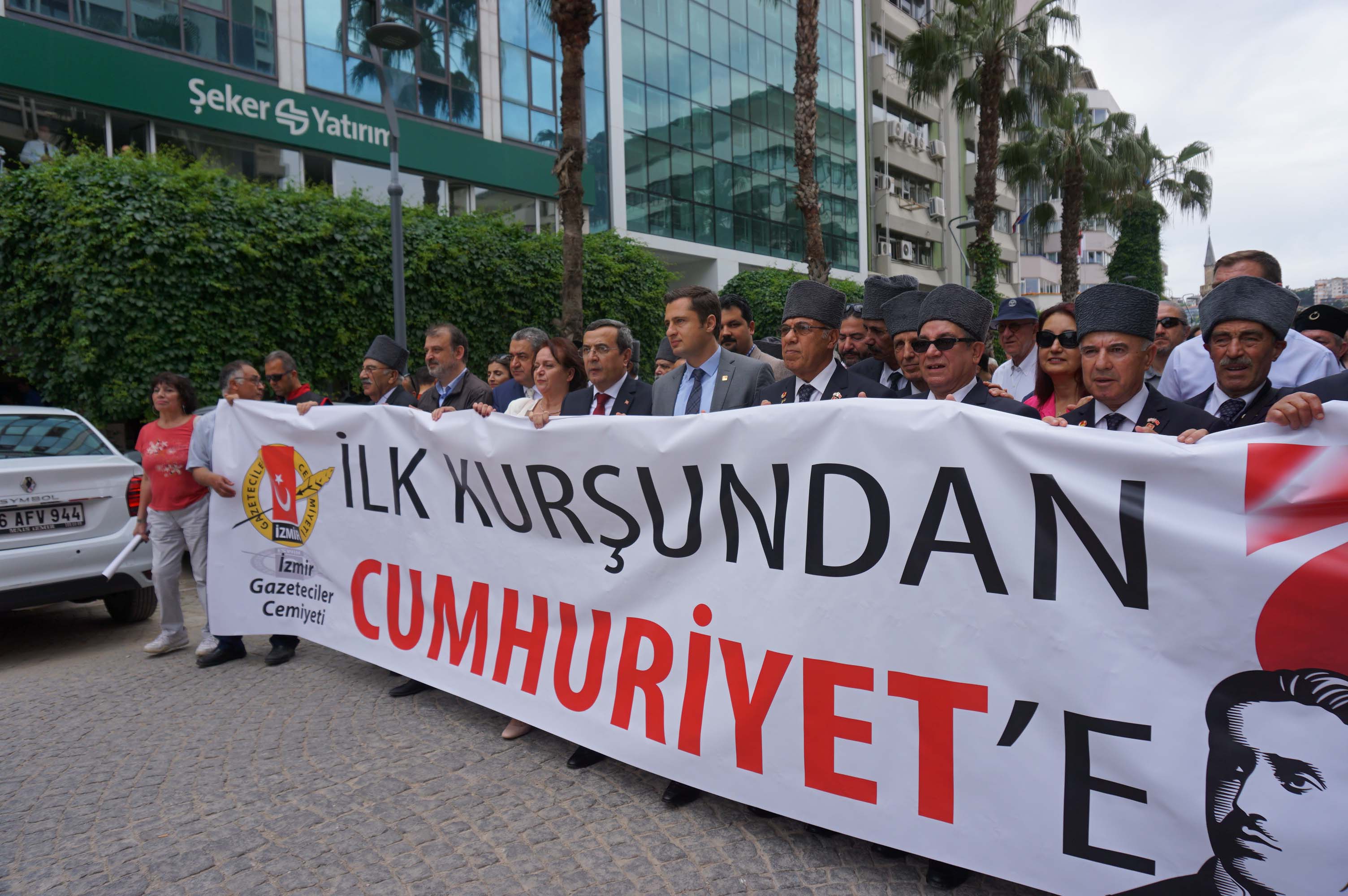 İZMİRLİLER İLK KURŞUN’DAN CUMHURİYET’E YÜRÜDÜ