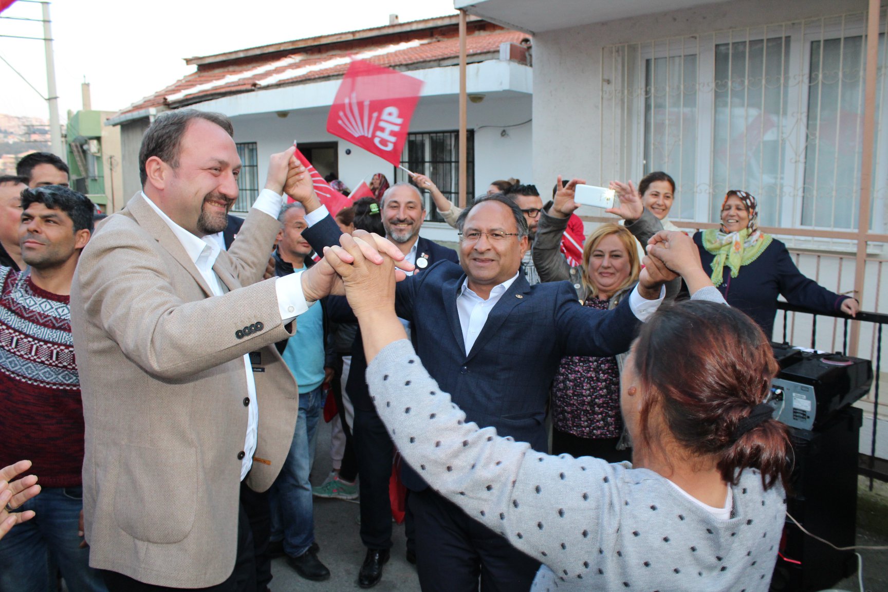 ROMAN MAHALLESİ GÜMRÜKÇÜ'YÜ BAĞRINA BASTI
