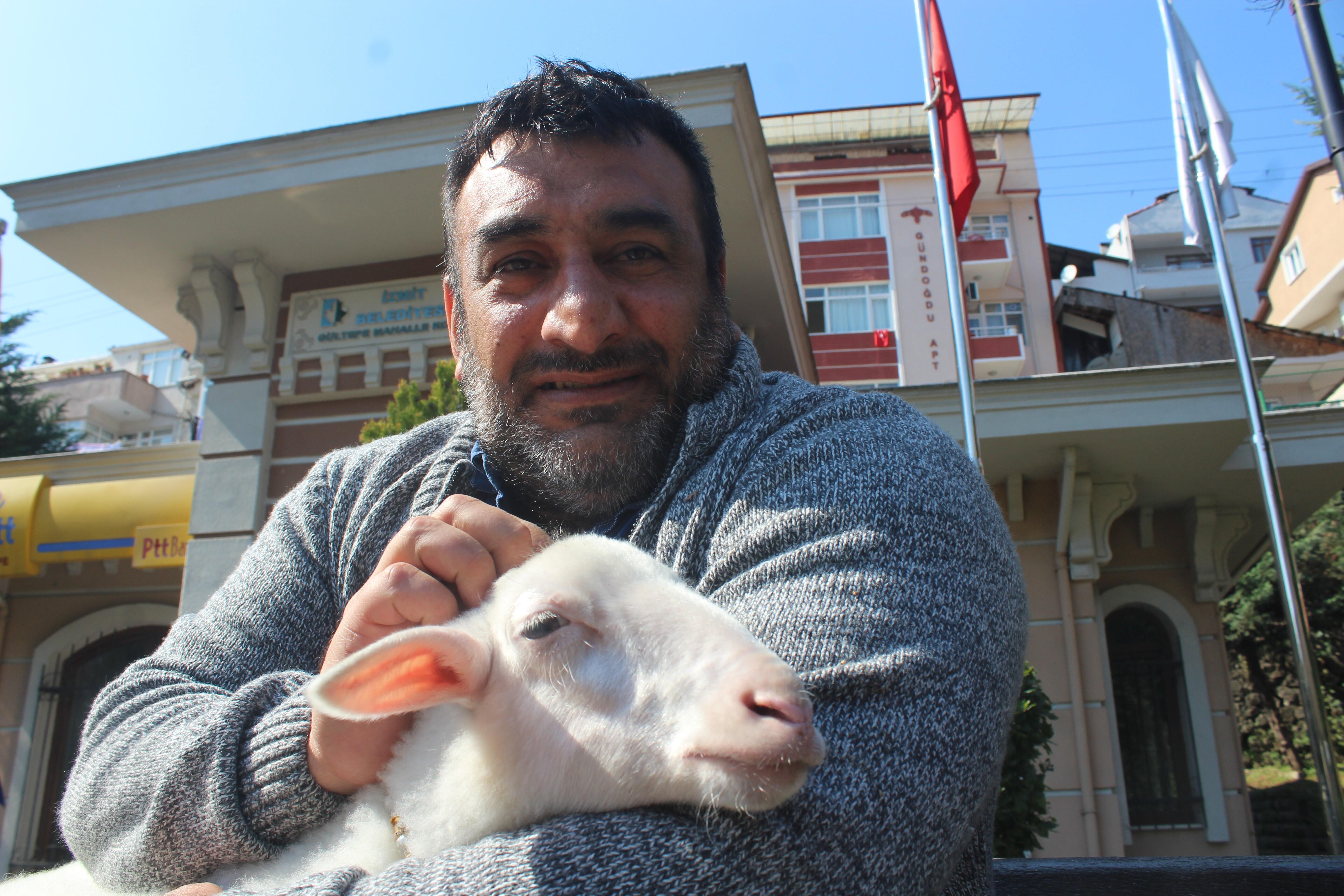 Kurbanlık olarak aldıkları kuzu çocukları oldu