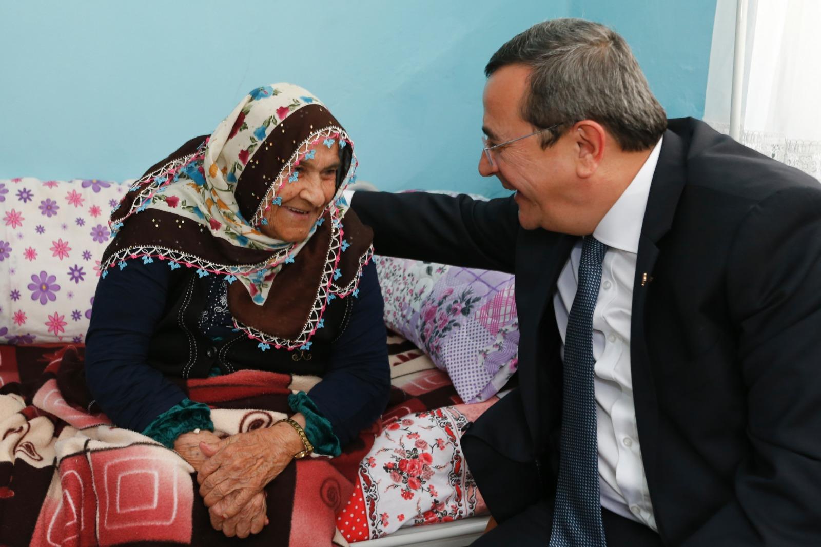 96 YAŞINDAKİ ‘TÜRKİYE’ANNE’YE ANLAMLI ZİYARET