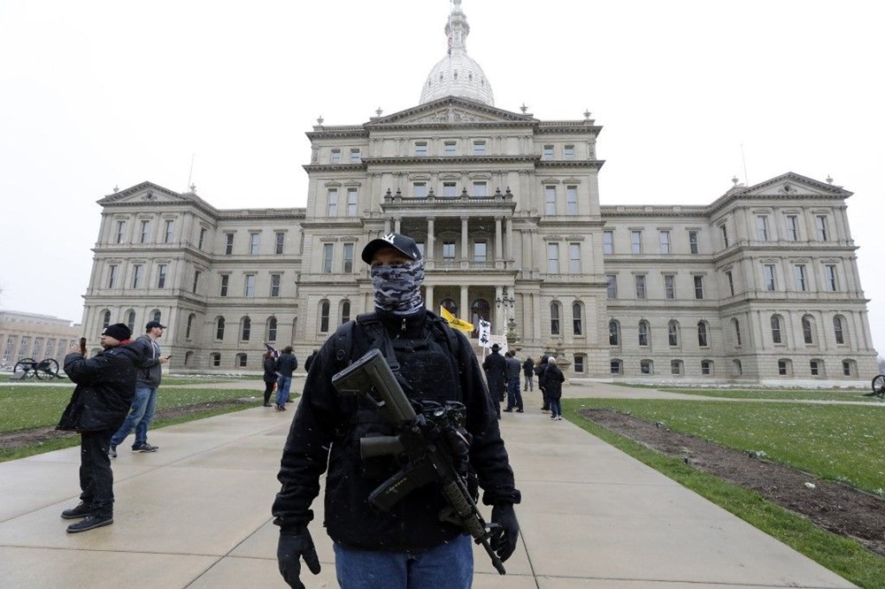 ABD'de corona virüse karşı silahlı gösteri