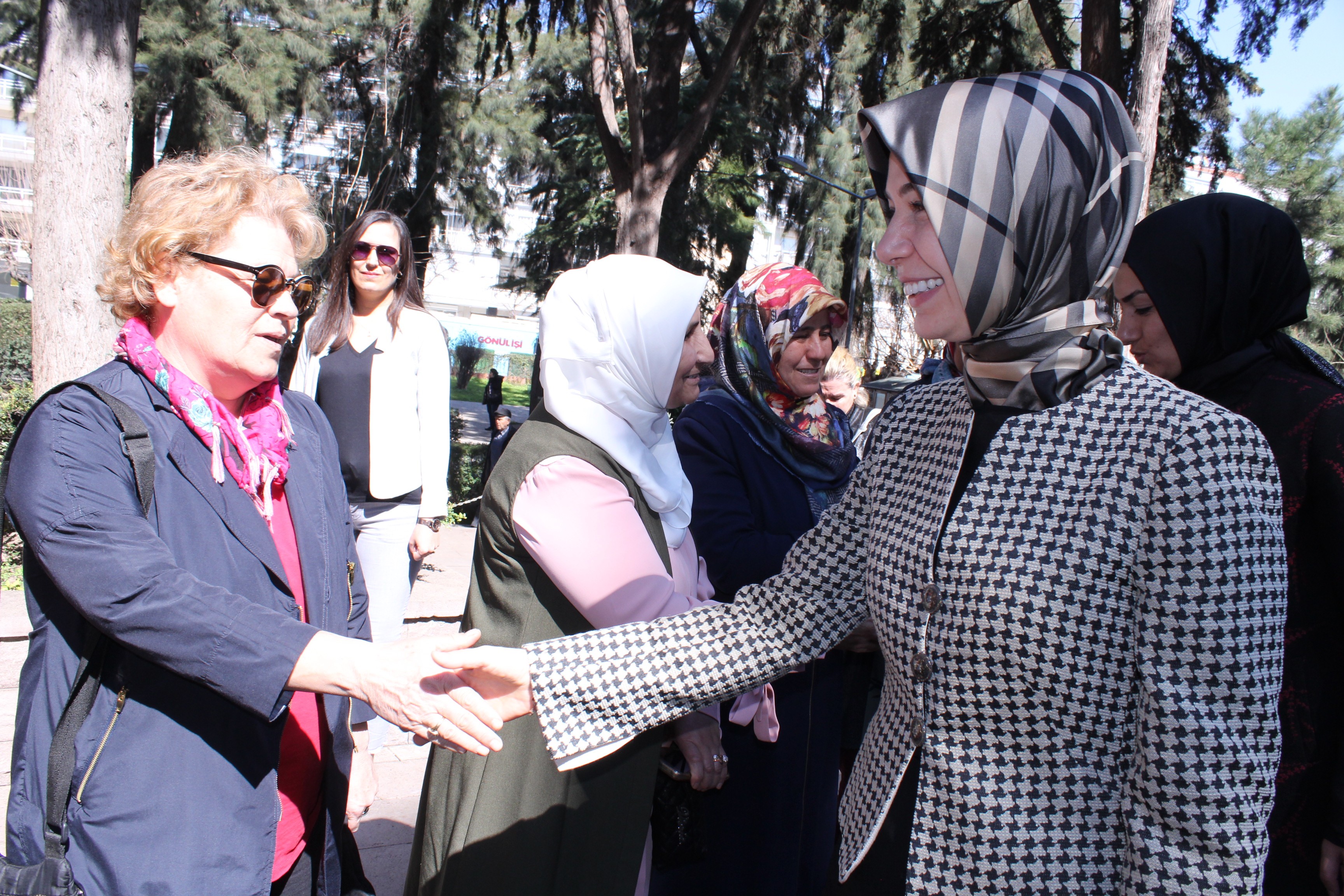 ZEYBEKCİ'DEN ZÜBEYDE HANIM'IN ANITINA ÇELENK