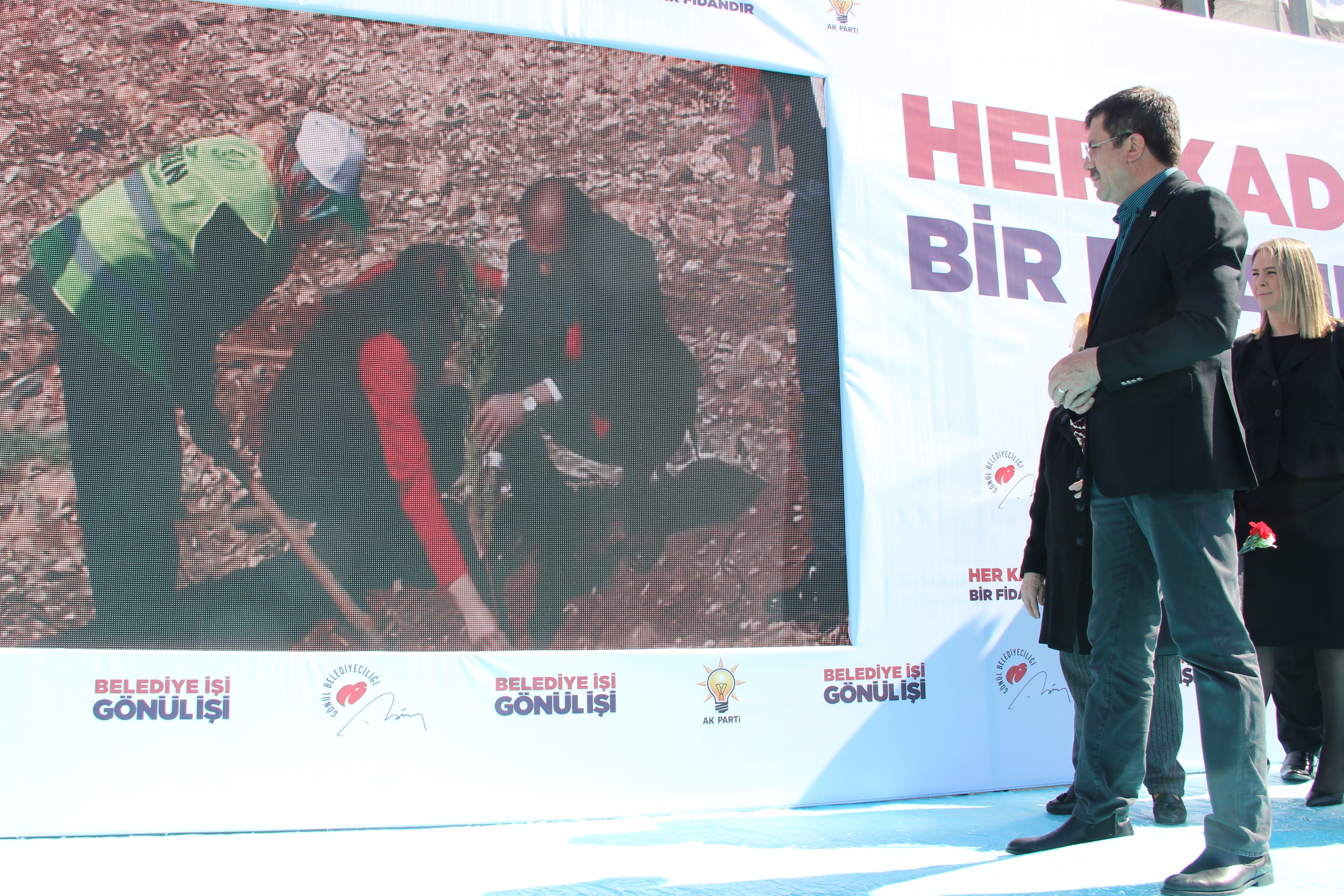 ZEYBEKCİ’DEN HER KADIN İÇİN BİR FİDAN
