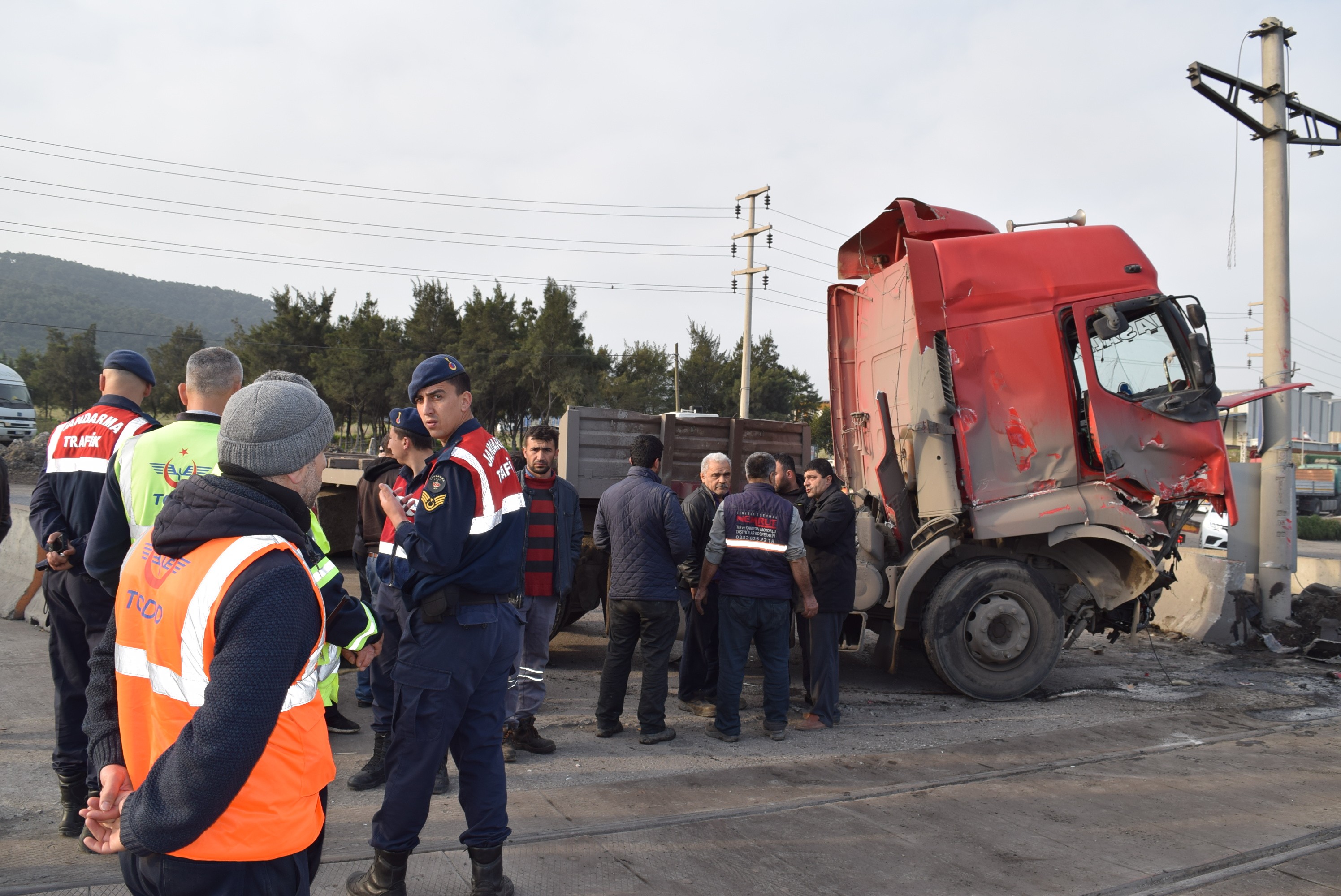 ALİAĞA'DA YÜK TRENİ TIRLA ÇARPIŞTI